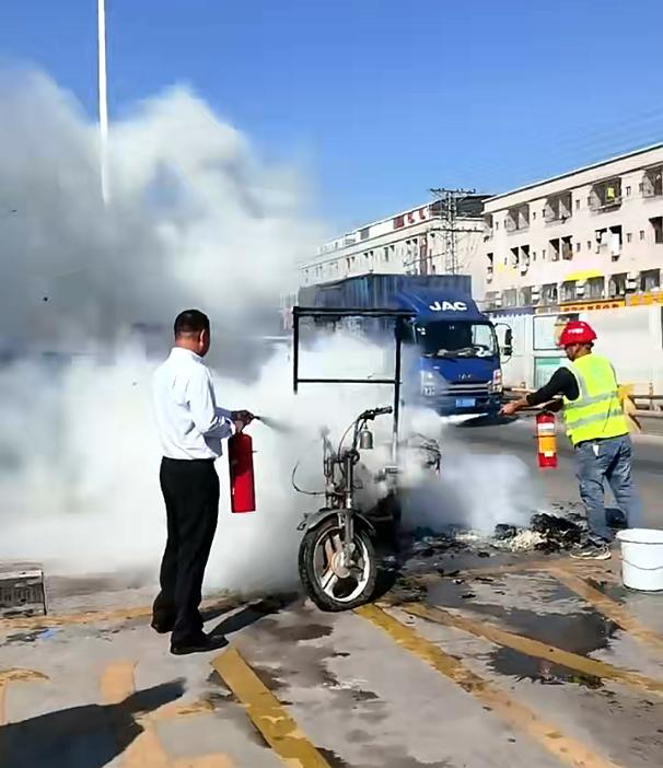 紧急救火、停车帮扶!多位公交驾驶员的举动诠释责任和担当