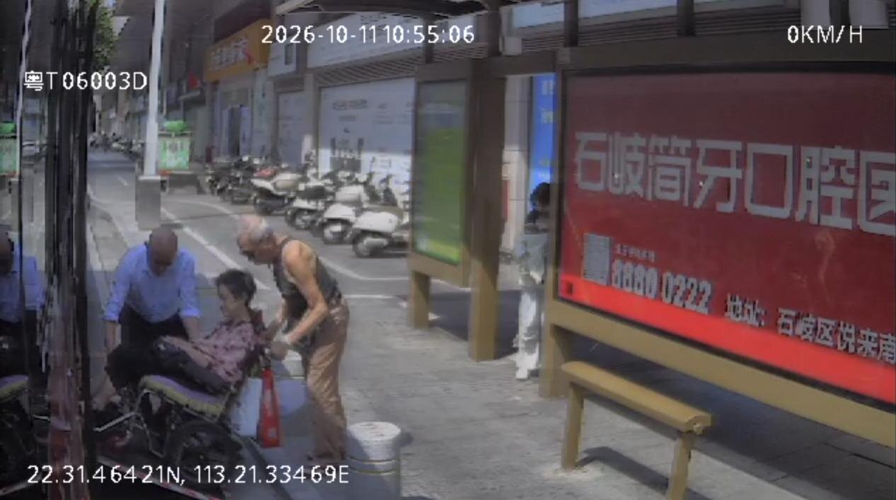 公交伴你行丨公交驾驶员帮扶轮椅乘客，暖心服务传温情