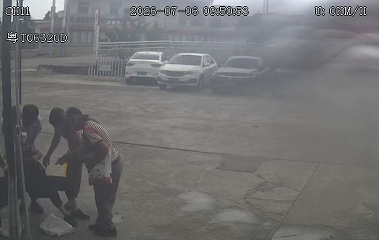 中山公交驾驶员连施善举，十米车厢传递城市温度