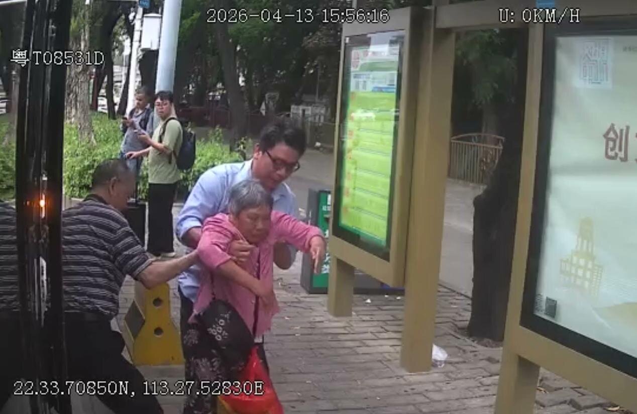 抱老人、救伤者、助寻路，公交驾驶员接力善举暖人心