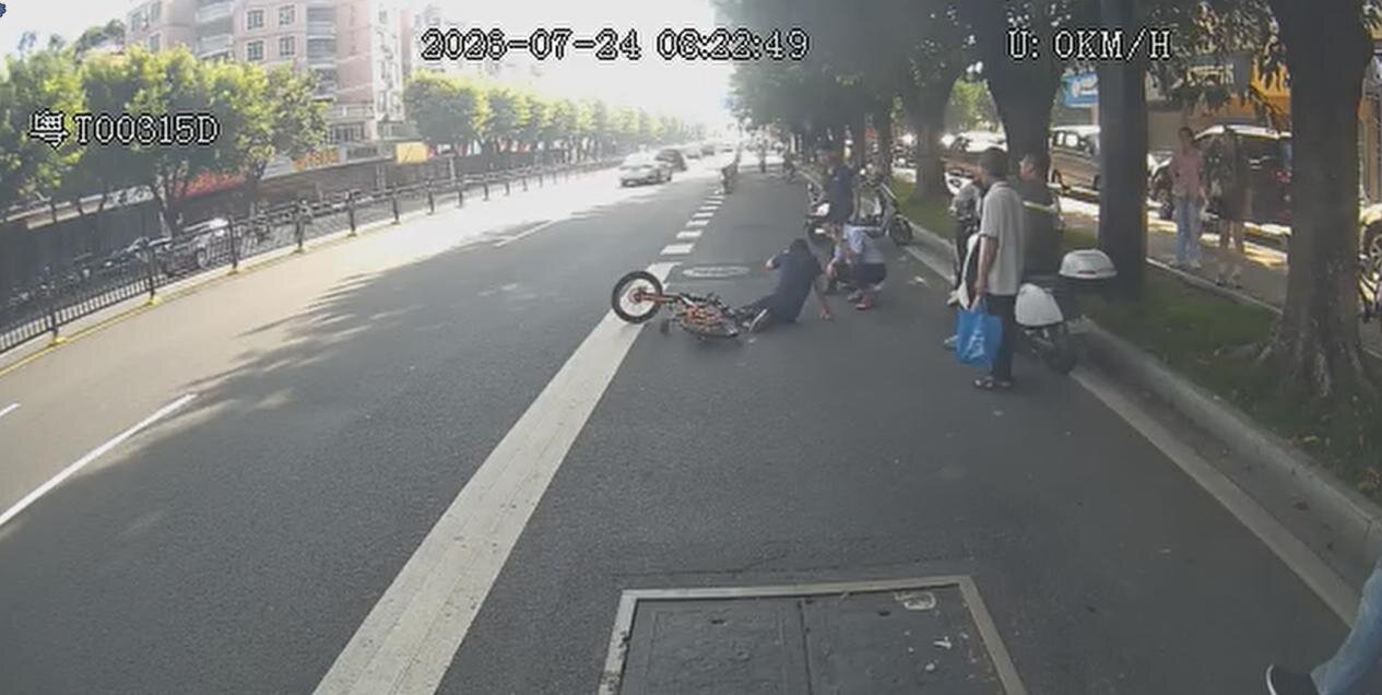 同日内，两名公交驾驶员路遇事故挺身而出