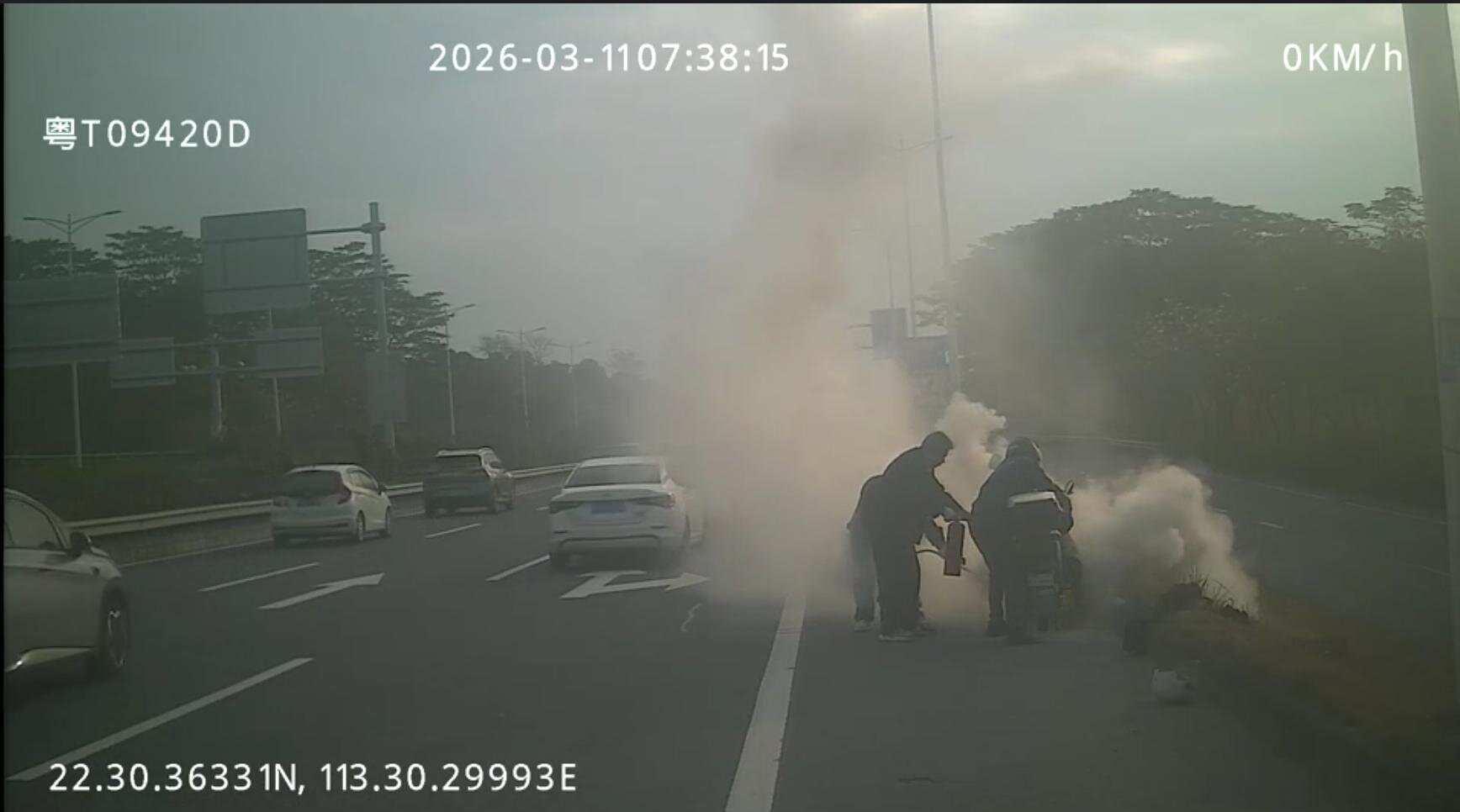 路遇火情勇担当 公交司机伸援手