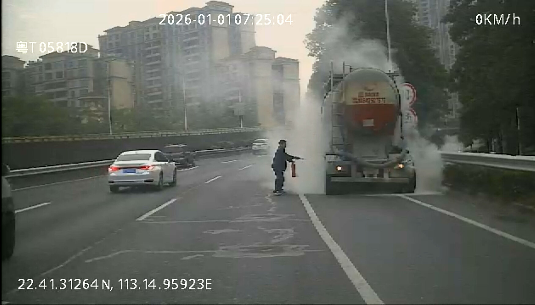 路遇市民有难！公交驾驶员挺身而出 暖心接力