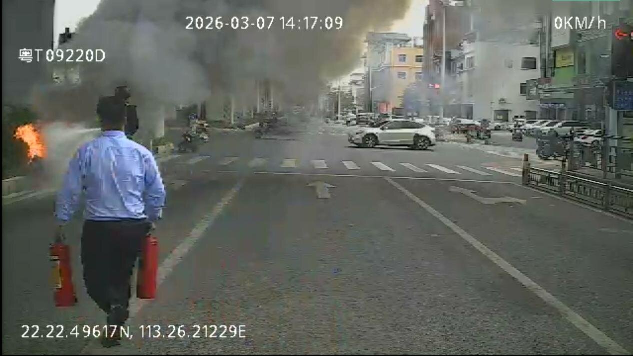 扑灭火情，停车帮扶，致敬平凡岗位的&ldquo;公交摆渡人&rdquo;